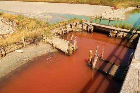 Board walks running through the different pools of the Burgas Salt Pans, fill Foto stock