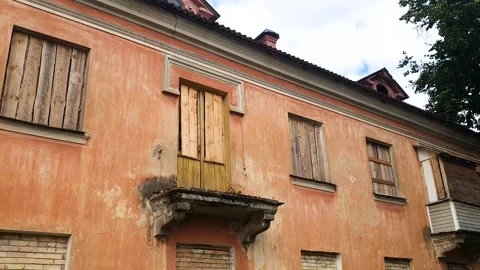 Board-up windows in a dilapidated house. Boarded-up windows in an old building 動画素材 342037407