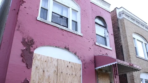 Boarded up house Chicago Video stock 114136180