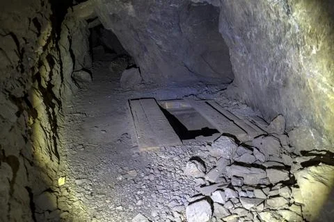 Boarded over structures protect mine shaft going straight down into the groun Foto stock
