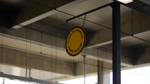 Boarding limit and stop point (Limite de embarque e ponto de parada) Stock Footage 107093929