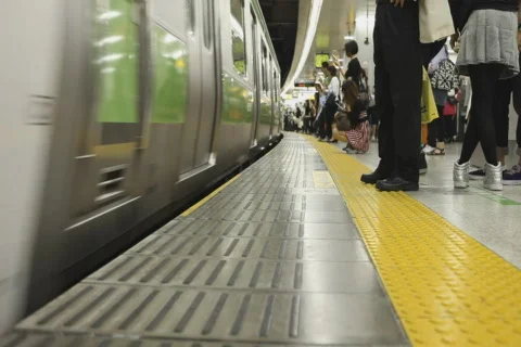 Boarding a train in a Tokyo station Stockbeeldmateriaal 453705