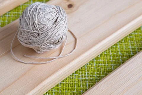 Boards and threads on a green background. Foto stock