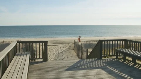 Boardwalk leading to oceanfront Vidéo 76592039