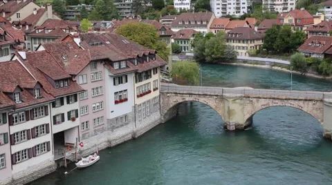 A boat on the Aare river in Bern Vídeo Stock 54934889