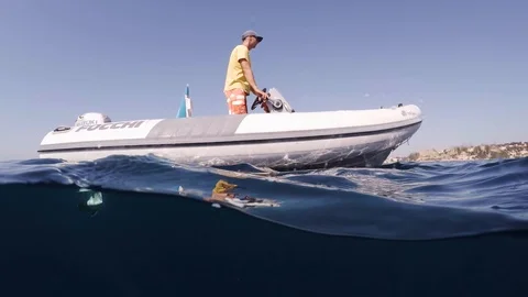 A boat accelerating with underwater view of the boat's propeller .mp4 Video stock 98350132