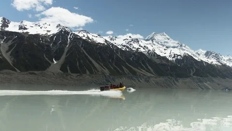 Boat on Alpine River Vídeos de archivo 82682492