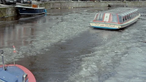 Boat In Amsterdam 库存影片 87868609