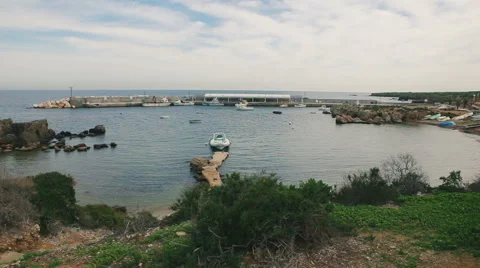 Boat anchored in the bay Vídeo Stock 58953468