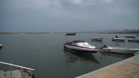 Boat and marina Stockbeeldmateriaal 139978409