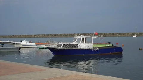 Boat and marina Stockbeeldmateriaal 139978535