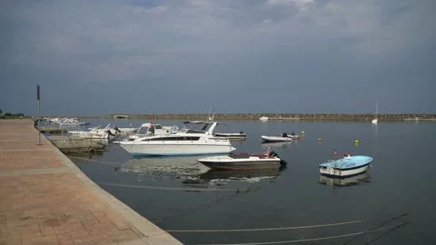 Boat and marina Stockbeeldmateriaal 139980004