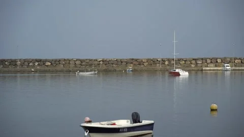Boat and marina Stockbeeldmateriaal 139980571