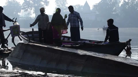 Boat and travellers Stockbeeldmateriaal 169511355