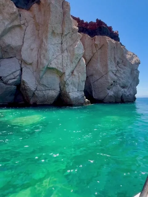 Boat Approaching Natural Rock Arch and Turquoise Water 库存影片 340564379