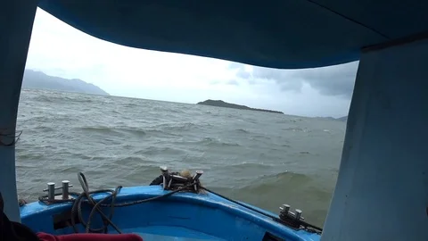 The boat beats on the waves Stock-Footage 104289373