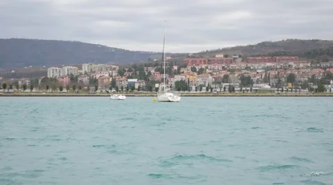 The boat bobs on the waves Stock-Footage 60225072