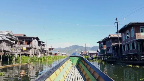 Boat bow in motion sails through canal with houses on stilts, Inle Lake, Myanmar Vidéo 79962107
