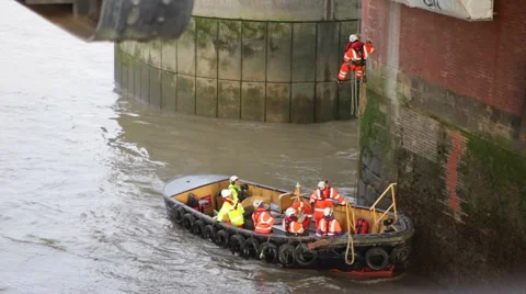 Boat of bridge maintenance workers float under a London bridge 스톡 동영상 57379496