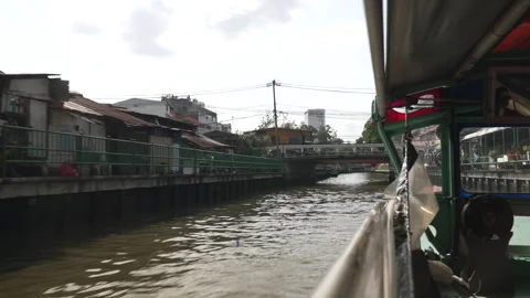 Boat Bus on Phanfa Bridge Water Gate Bangkok - Khlong Canal Taxi Vídeo Stock 242010691