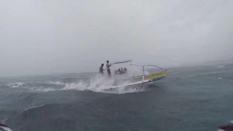 Boat caught in a storm 動画素材 77705356