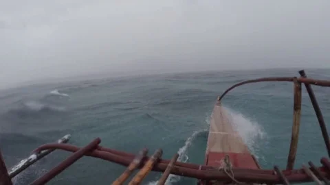 Boat caught in a storm POV 動画素材 77705553