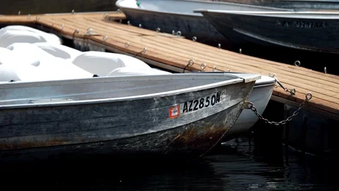 Boat chained to lake dock 動画素材 89590601