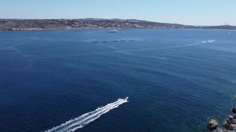 Boat chasing Malta 動画素材 152447032