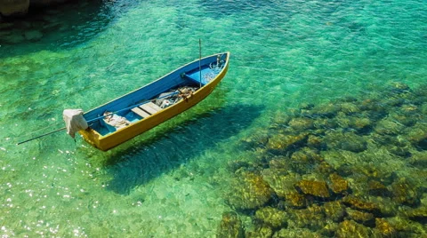 Boat on clear sea Vídeo Stock 63127913