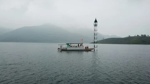 Boat on a cloudy day Видео 120587983