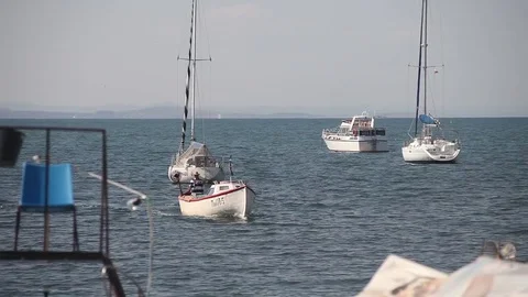 A boat comes to deck Vídeo Stock 74206718