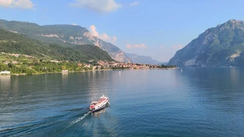 A boat on Como Lake Video stock 305152309