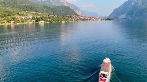 A boat on Como Lake Video stock 305152312
