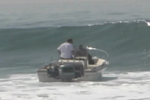 Boat Crashes Into Big Waves Video stock 27126941