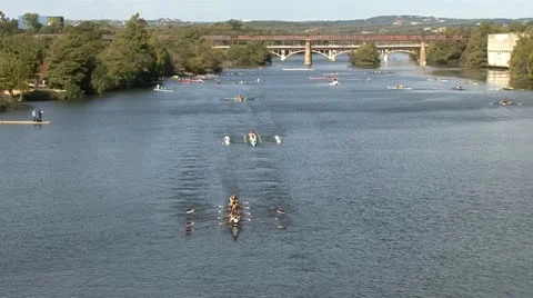 BOAT CREW ROWING ON LAKE - HD 库存影片 12422513