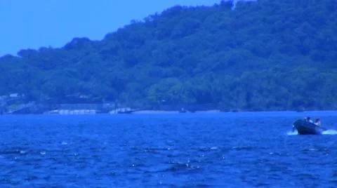 Boat crossing the bay 스톡 동영상 40869608