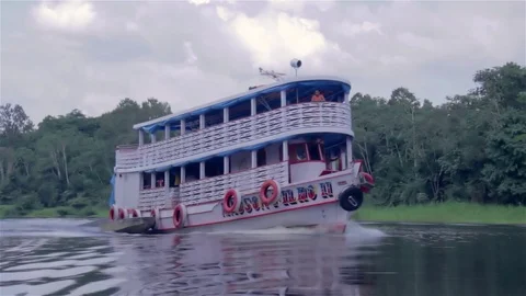Boat crossing a river Vidéo 75170653