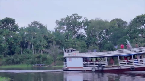 Boat crossing a river HD Vídeos de archivo 75177945