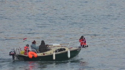 A boat cruises on the Danube river Vídeo Stock 119064573