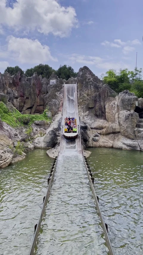 Boat crush down in water from water roller coaster in amusement park Vídeo Stock 280977164