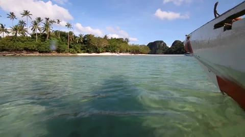 Boat cutting through the waves as it approaches an island Vídeo Stock 248821671