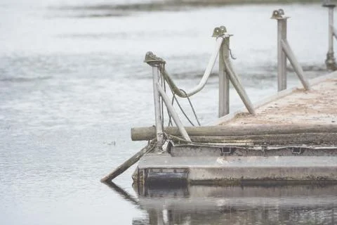 A boat dock with device and net for fishing Stock-Fotos