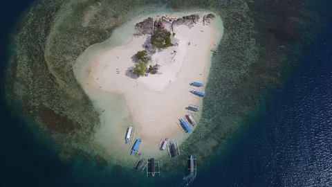Boat docking and arriving on small paradise island Stock Footage 129058398