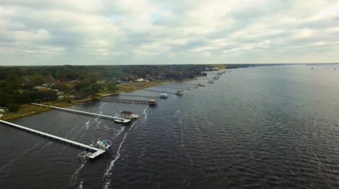 Boat Docks along the river Vidéo 47491540