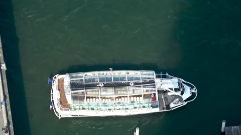 A boat docks near the Eiffel Tower. Stock-Footage 166539696