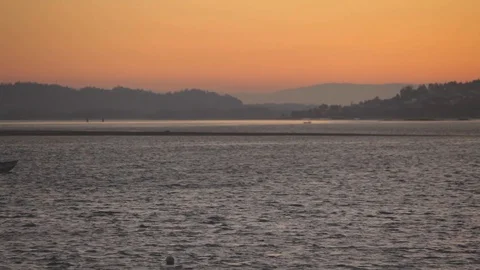Boat doing mini waves in the river Stockbeeldmateriaal 123004114