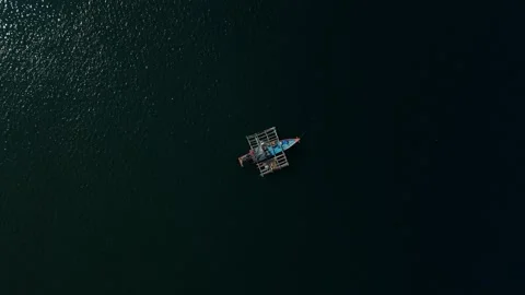 Boat drifts slowly through the smooth water surface. Vídeos de archivo 335588147