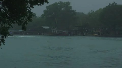 Boat drives out of left frame on a gloomy lake austin, texas Vídeos de archivo 251226291