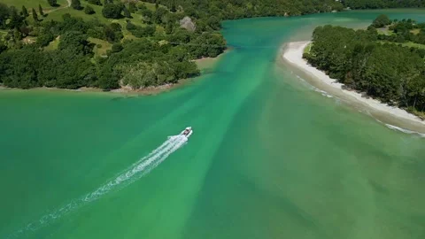 Boat driving through sand bar at high tide with swirl pattern in the sand. Vídeos de archivo 234503529