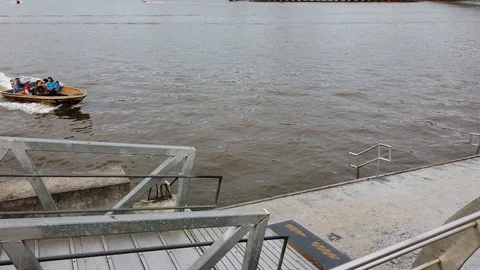 Boat dropping off passengers Video stock 100993373
